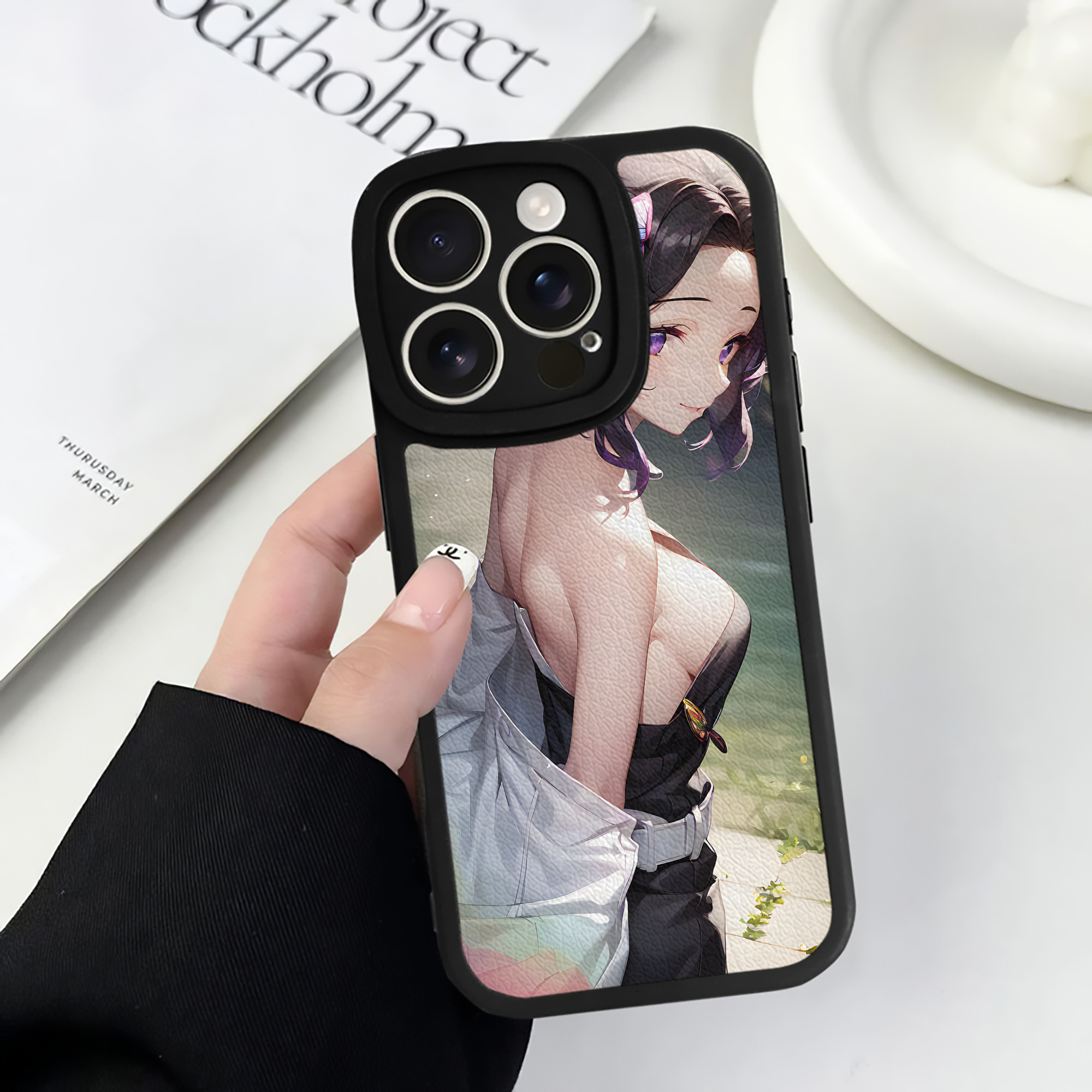 （画像用） 鬼滅の刃（きめつのやいば）蟲柱-胡蝶 しのぶ／こちょう しのぶ Kochou Shinobu 【iPhone 16シリーズ対応】シリコンスマホケース（レザー調） 材質：シリコン